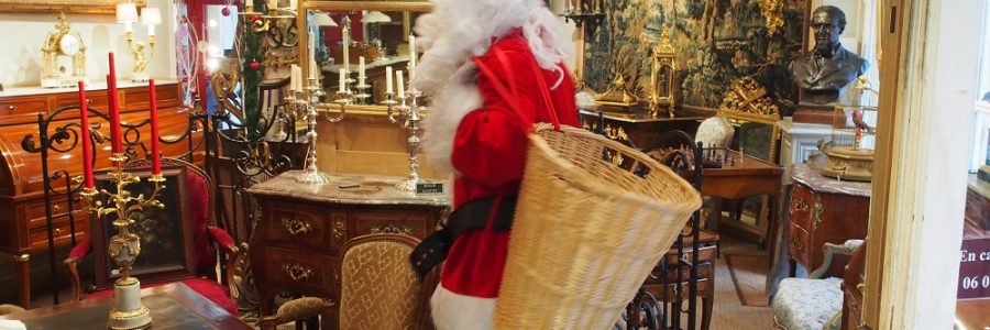 Le Père Noël de passage au magasin d’antiquités