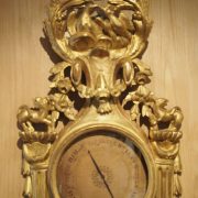 Baromètre -thermomètre d'époque Louis XVI en bois sculpté et doré