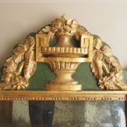 Glace Louis XVI en bois sculpté et doré