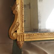 Glace Louis XVI en bois sculpté et doré