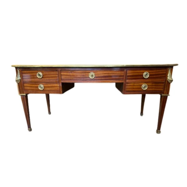 Bureau plat Louis XVI estampillé Saunier