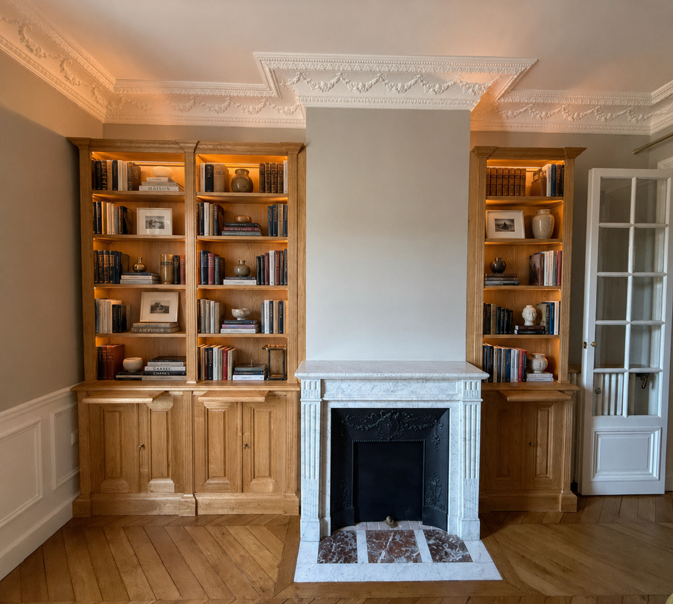 Ensemble de bibliothèques sur mesure en bois naturel autour d’une cheminée