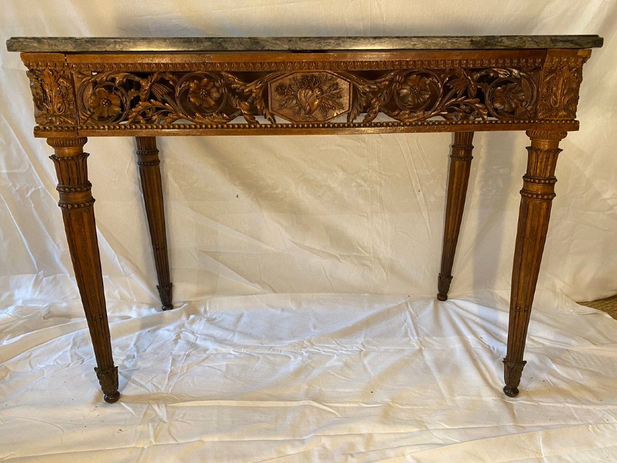 Console louis XVI en noyer reposant sur quatre pieds – Image 2