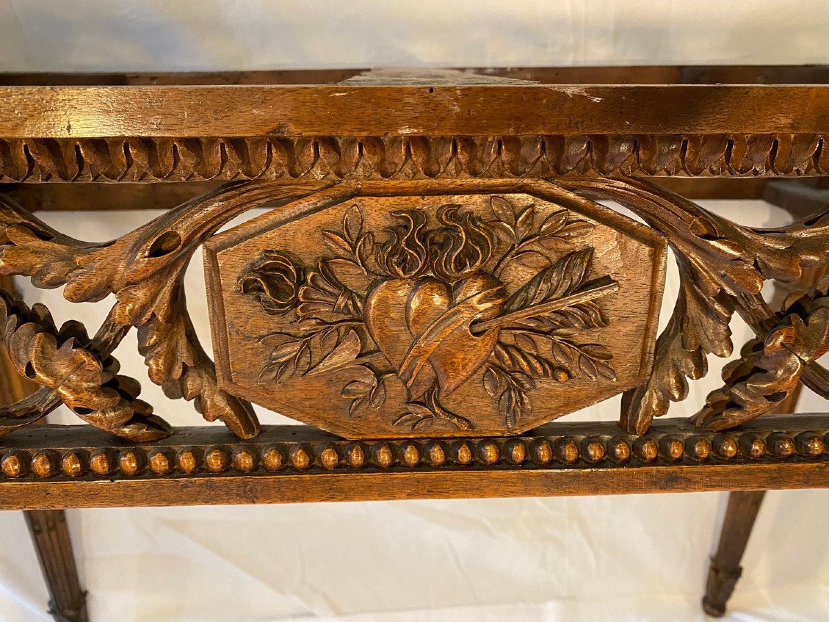 Console louis XVI en noyer reposant sur quatre pieds – Image 4