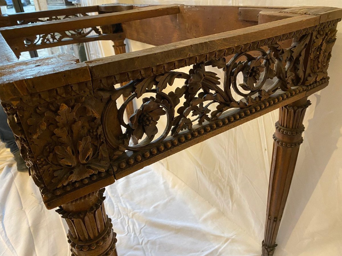 Console louis XVI en noyer reposant sur quatre pieds – Image 5