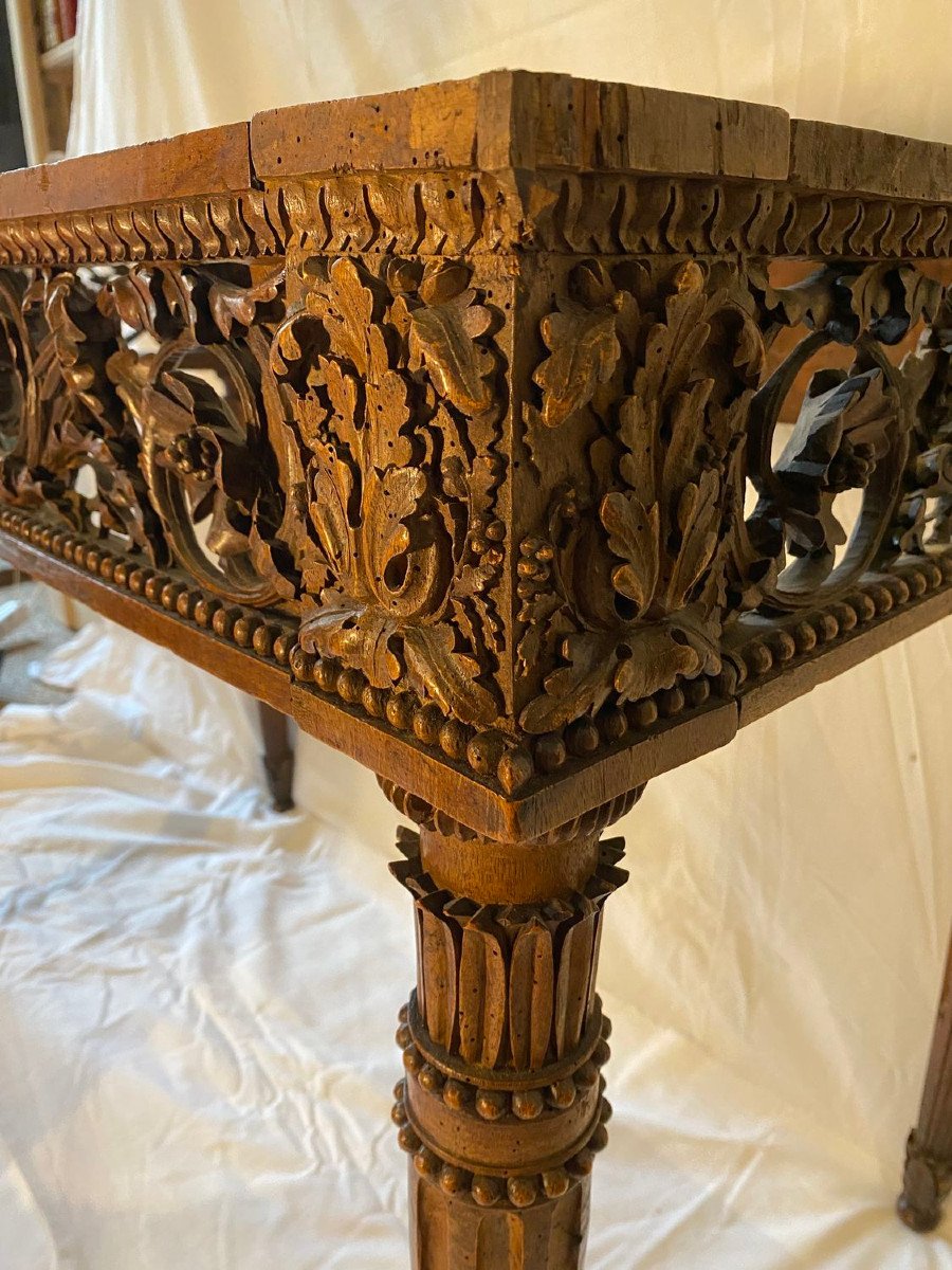 Console louis XVI en noyer reposant sur quatre pieds – Image 6