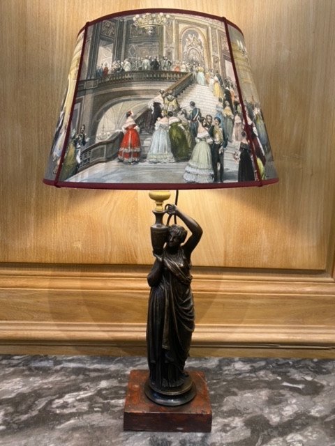 Lampe représentant une Femme au drapé à l’antique, signée C. H. Ferrat (1830-1882) – Image 2