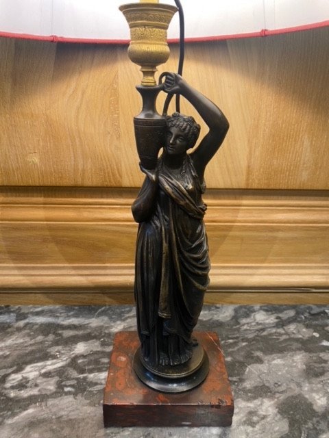 Lampe représentant une Femme au drapé à l’antique, signée C. H. Ferrat (1830-1882) – Image 4
