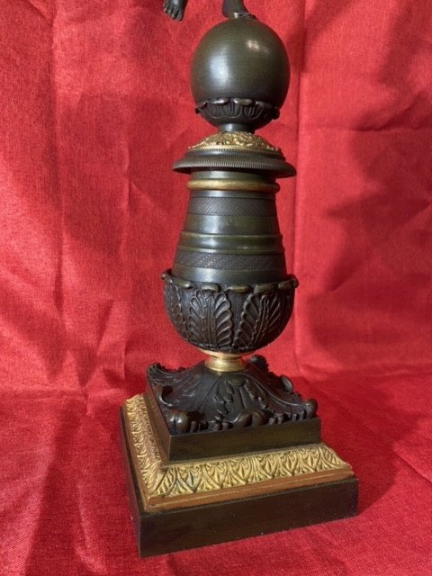 Paire De Flambeaux d'époque Restauration Représentant Deux Amours Ailés à Patine Brune – Image 2