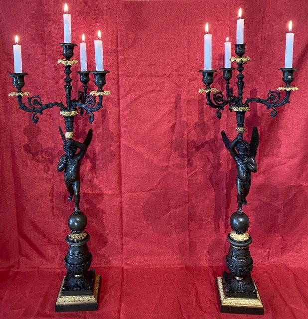 Paire De Flambeaux d'époque Restauration Représentant Deux Amours Ailés à Patine Brune – Image 3