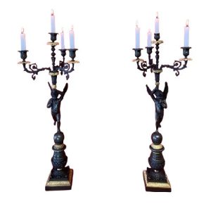 Paire De Flambeaux d'époque Restauration Représentant Deux Amours Ailés à Patine Brune