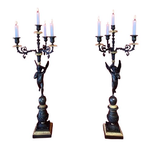 Paire De Flambeaux d'époque Restauration Représentant Deux Amours Ailés à Patine Brune
