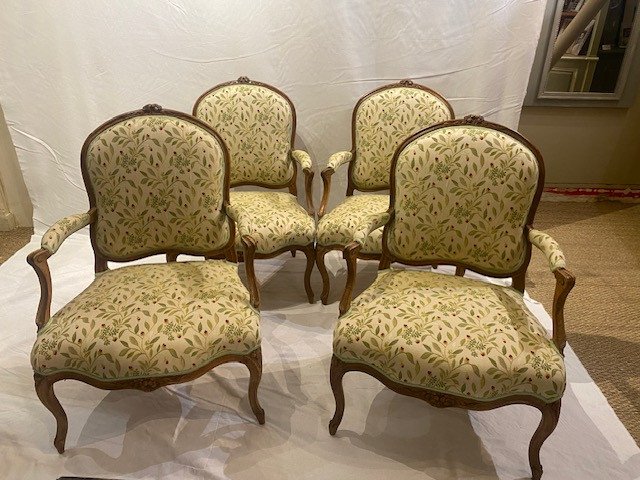 Ensemble de quatre fauteuils à dossier plat d’époque Louis XV – Image 2