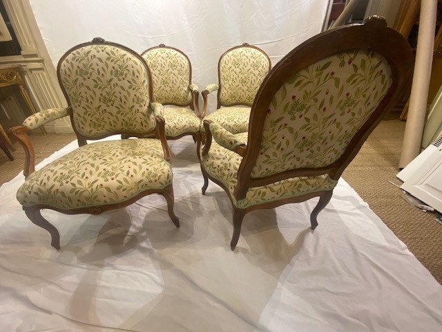 Ensemble de quatre fauteuils à dossier plat d’époque Louis XV – Image 3