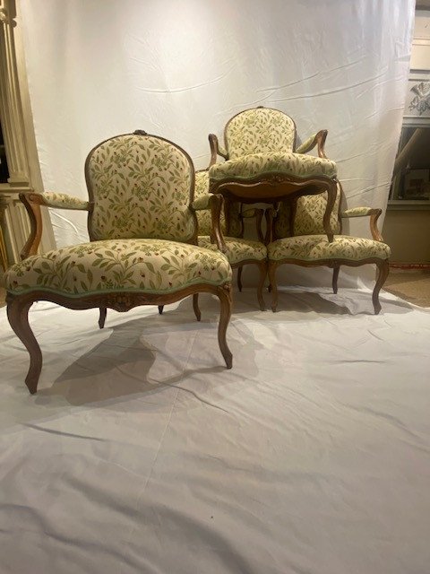 Ensemble de quatre fauteuils à dossier plat d’époque Louis XV – Image 4