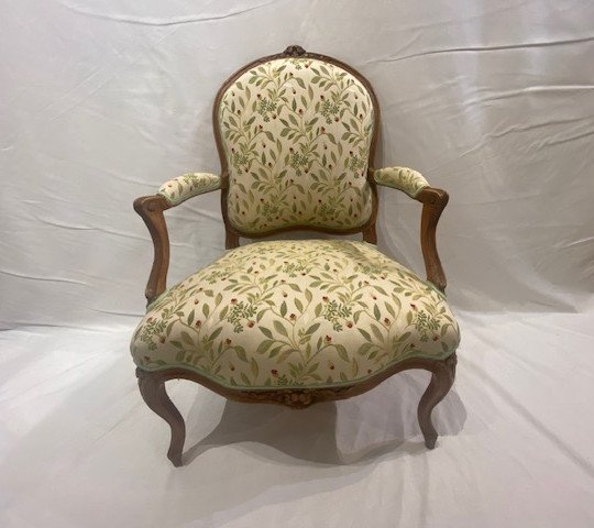 Ensemble de quatre fauteuils à dossier plat d’époque Louis XV – Image 5