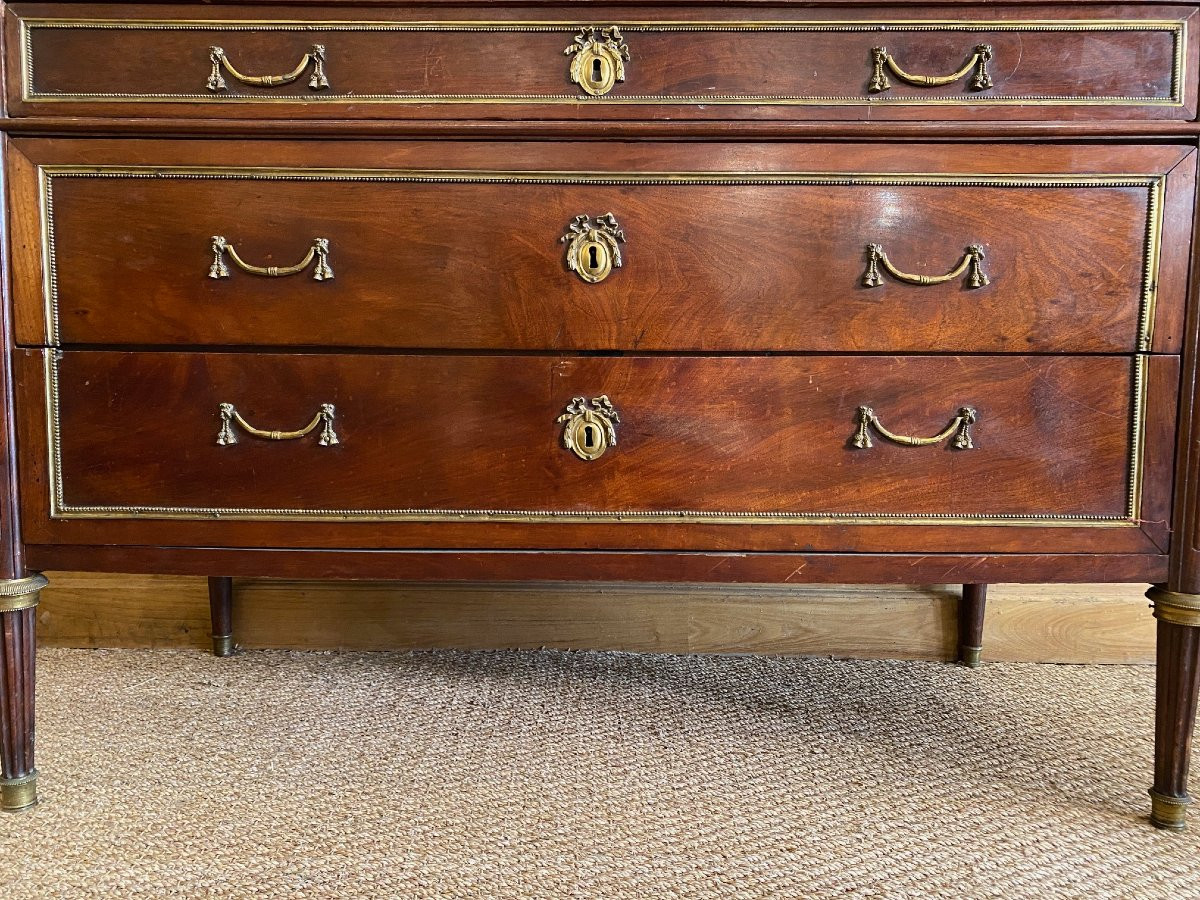 Commode d’époque Louis XVI en acajou de Cuba , sans traverse apparentes – Image 6