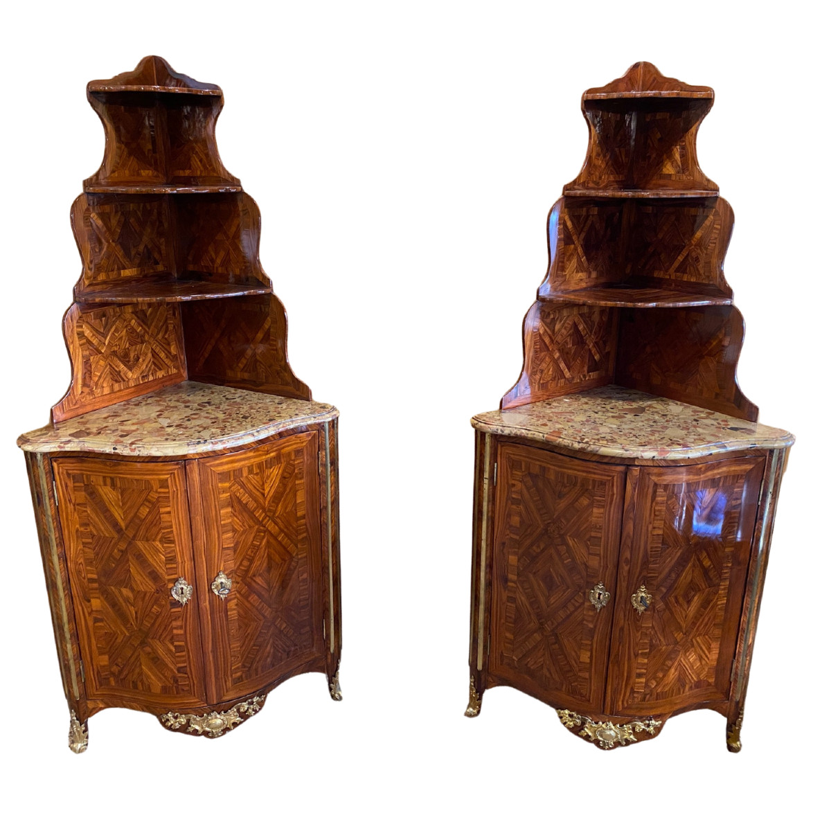 Rare paire d’encoignures a gradins en bois de violette d’epoque Louis XV