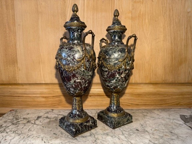 Paire d’urnes en marbre vert de mer et bronze patiné de style Louis XVI – Image 2