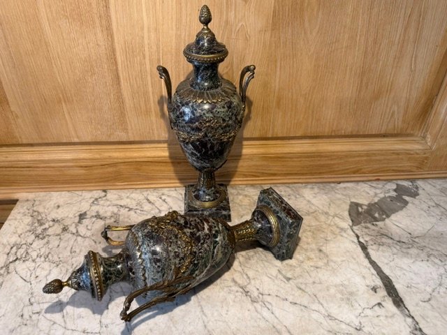 Paire d’urnes en marbre vert de mer et bronze patiné de style Louis XVI – Image 3