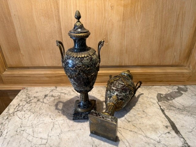 Paire d’urnes en marbre vert de mer et bronze patiné de style Louis XVI – Image 4