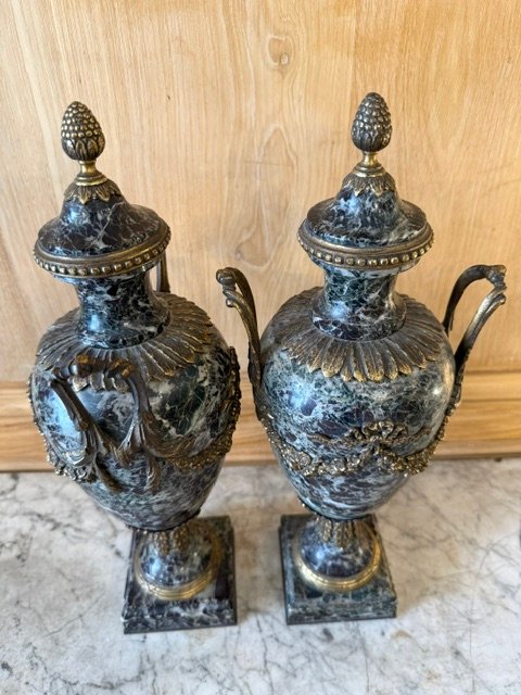 Paire d’urnes en marbre vert de mer et bronze patiné de style Louis XVI – Image 5