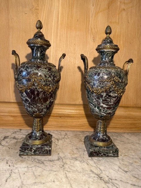 Paire d’urnes en marbre vert de mer et bronze patiné de style Louis XVI – Image 6