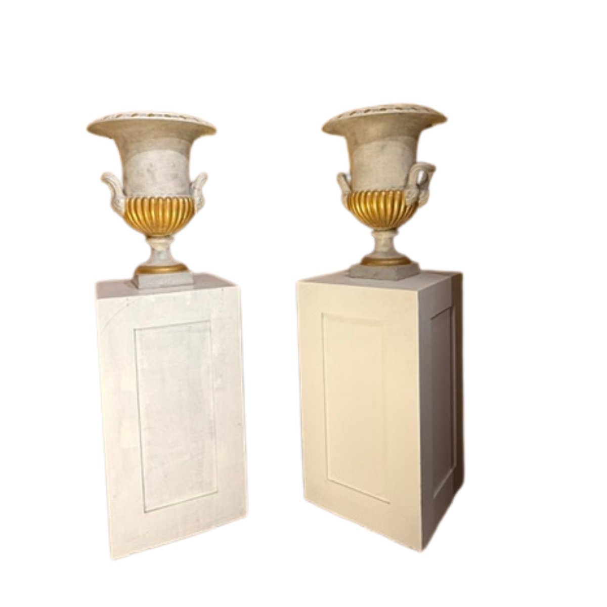 Paire de vases Médicis patinés et dorés d’époque XIX