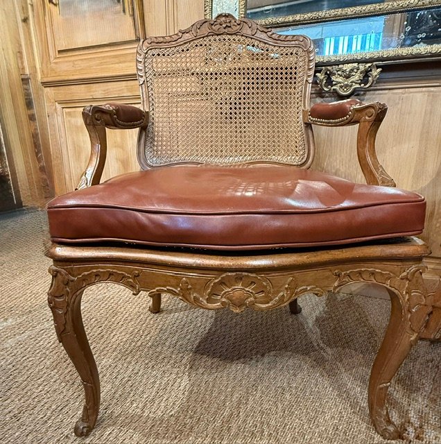 Paire de fauteuils cannés d’époque Régence en hêtre finenement sculptés – Image 2