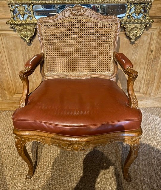 Paire de fauteuils cannés d’époque Régence en hêtre finenement sculptés – Image 3
