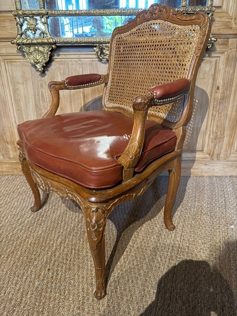 Paire de fauteuils cannés d’époque Régence en hêtre finenement sculptés – Image 4