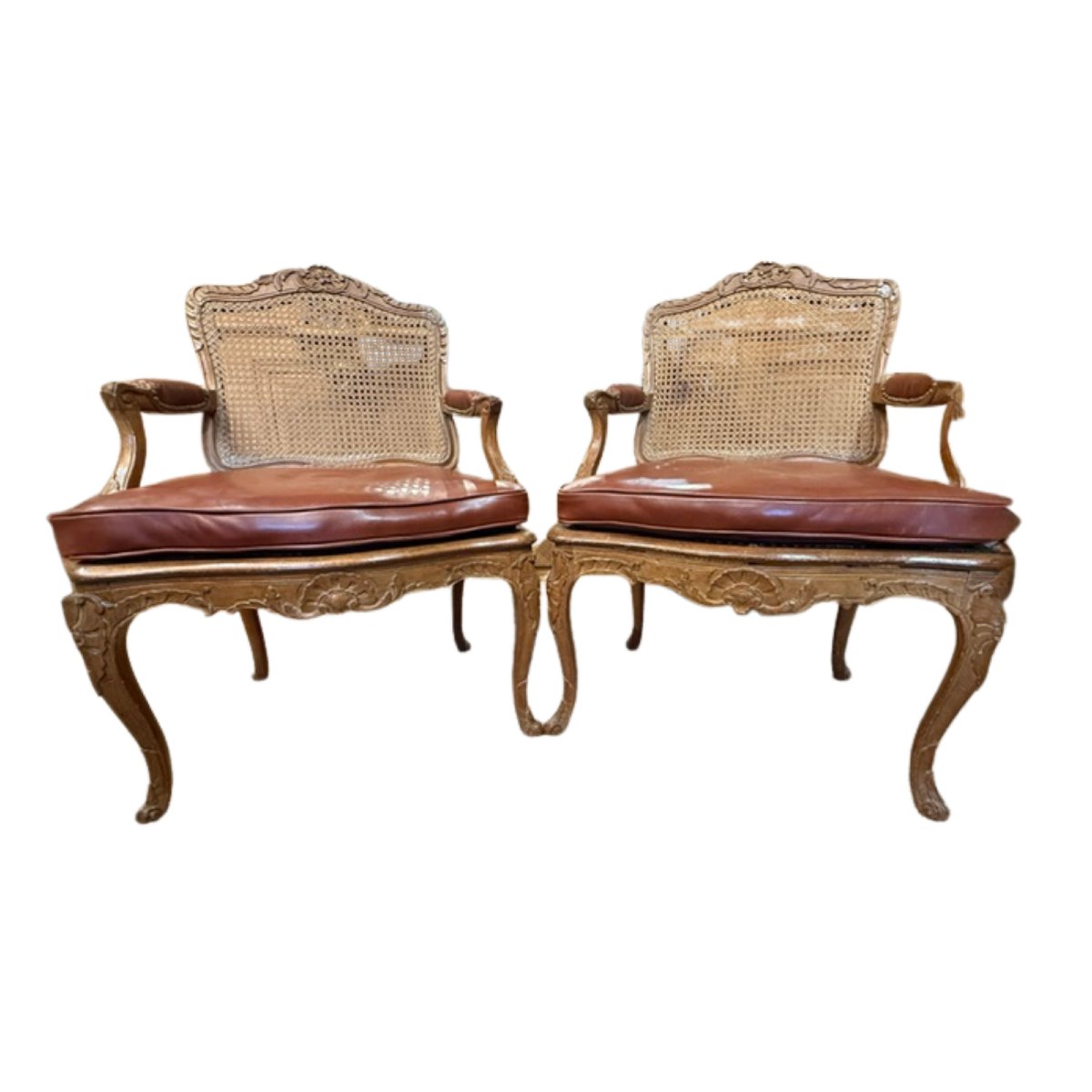 Paire de fauteuils cannés d’époque Régence en hêtre finenement sculptés