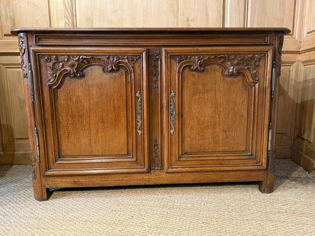 Elegant buffet de boiserie d’époque XVIII eme ouvrant par deux larges vantaux en chêne – Image 3
