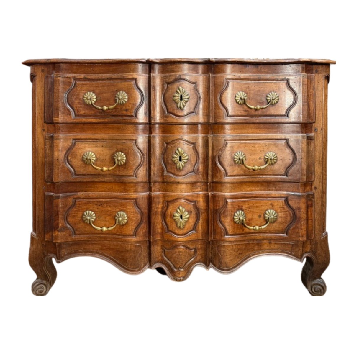 Commode de forme arbalète d’époque Louis XV en noyer mouluré