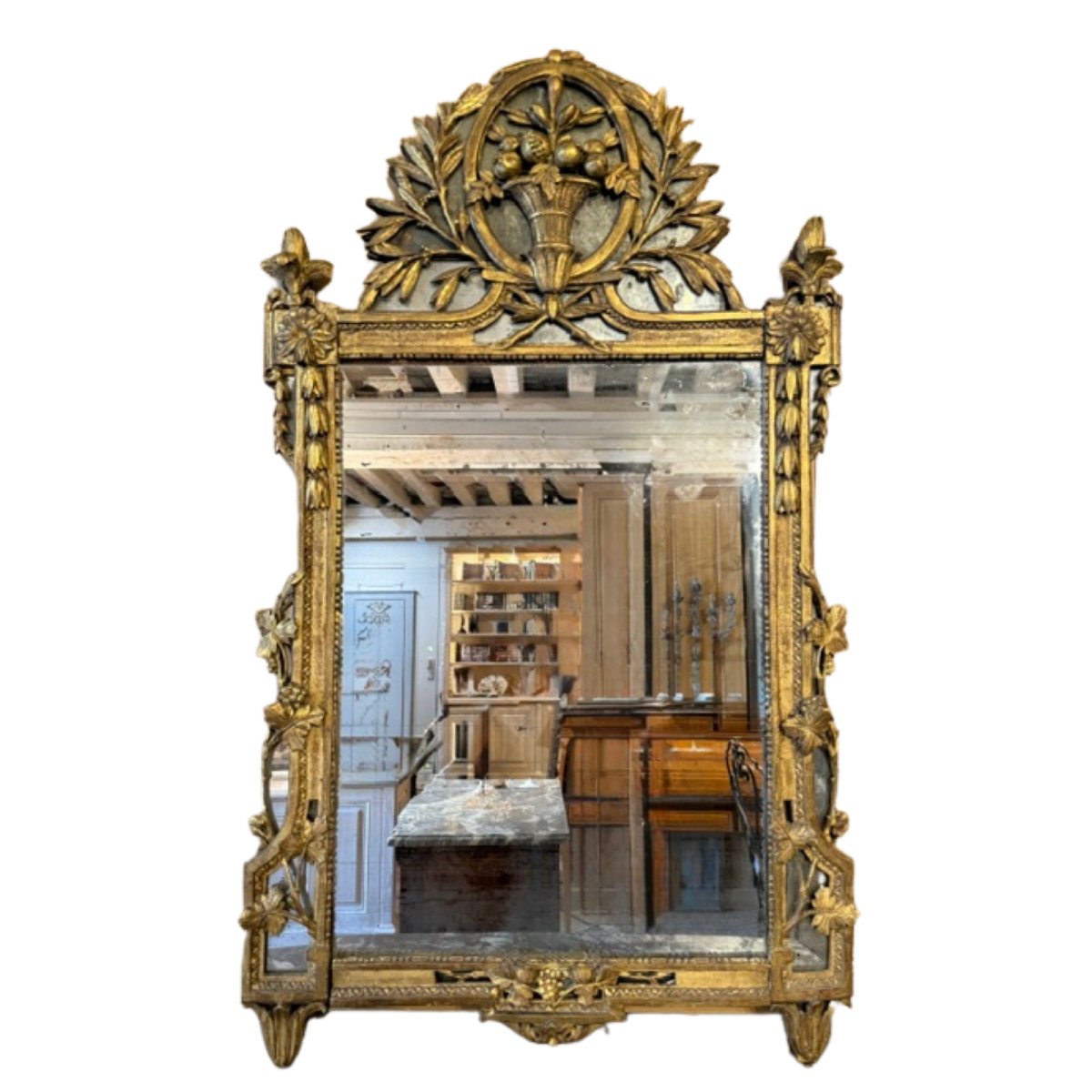 Grand miroir à fond de glace d’époque Louis XVI dans sa dorure d’origine