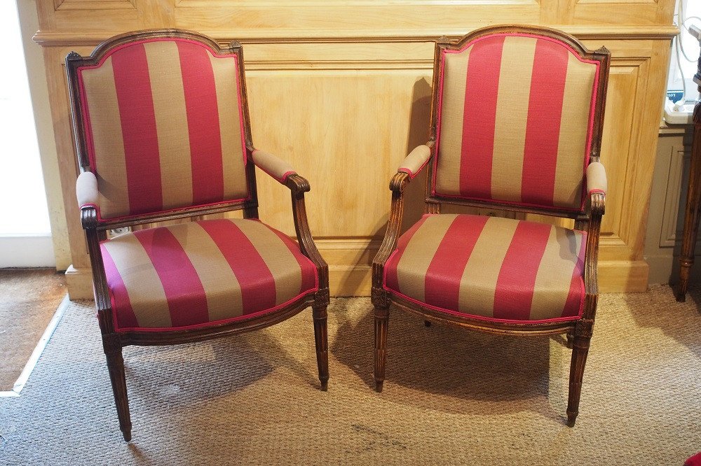 Paire de fauteuils à dossier plat d’époque Louis XVI – Image 2
