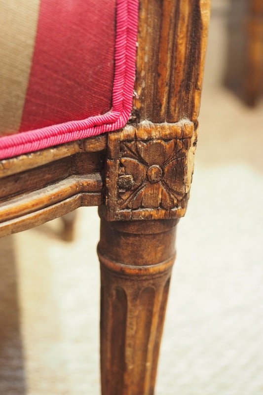 Paire de fauteuils à dossier plat d’époque Louis XVI – Image 4
